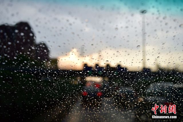 京城遭遇短時雷雨 天空現“西邊日落東邊雨”