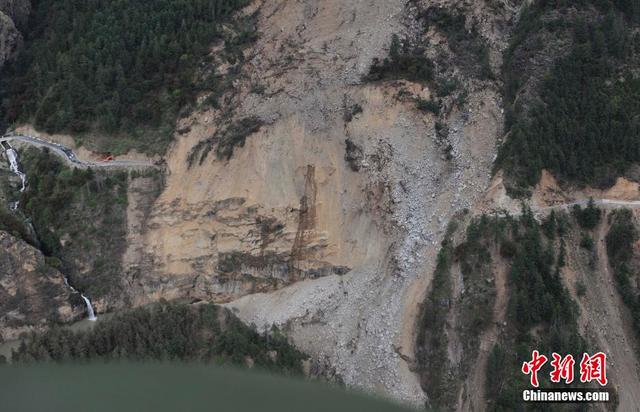 航拍地震災區西藏吉隆鎮 空地搭起大量帳篷