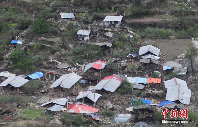 航拍地震災區西藏吉隆鎮 空地搭起大量帳篷