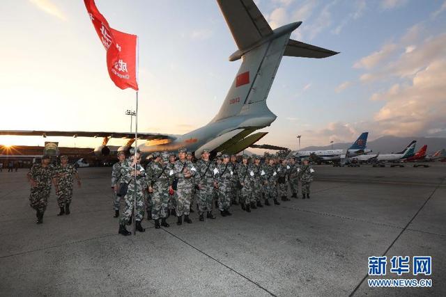 中國空軍首架救援飛機飛抵尼泊爾地震災區