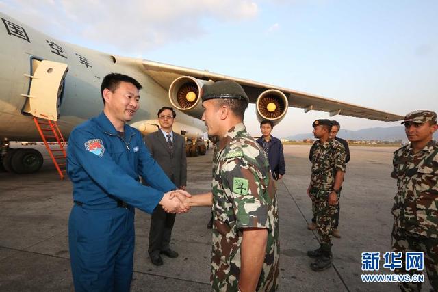 中國空軍首架救援飛機飛抵尼泊爾地震災區