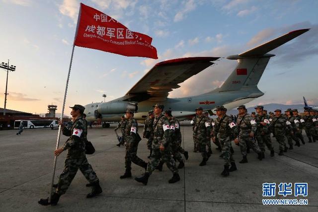 中國空軍首架救援飛機飛抵尼泊爾地震災區