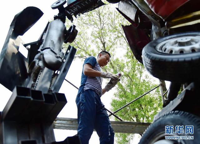 廢舊汽車變“汽車人” 都市白領的“機械創業夢”