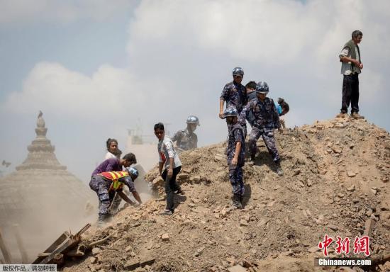 尼泊爾強震已致4300余人遇難 近8000人受傷