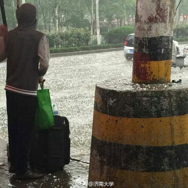 濟南迎來暴雨侵襲 大塊冰雹砸向市區