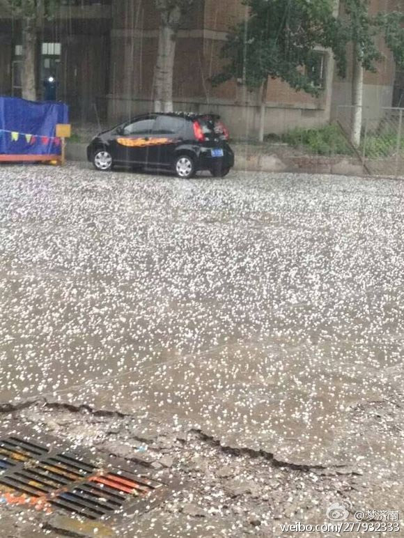 濟南迎來暴雨侵襲 大塊冰雹砸向市區