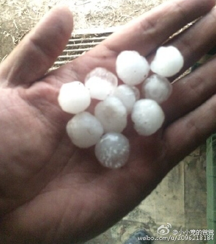 濟南迎來暴雨侵襲 大塊冰雹砸向市區