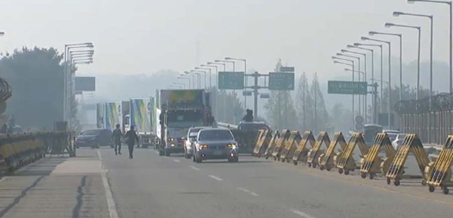 韓國卡車載滿肥料前往朝鮮 援助農業建設