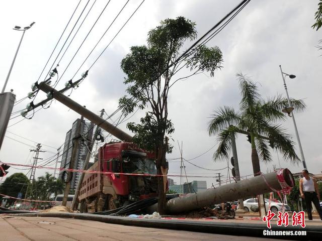 南寧大貨車撞電線桿6天無人管 成街頭"風景"