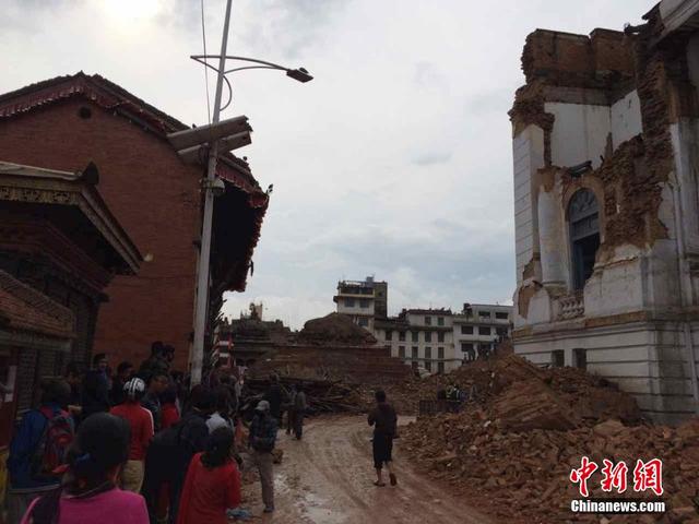 尼泊爾"活女神廟"地震中屹立未倒 民眾在廟內避險