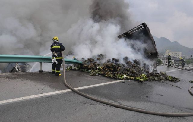 貴州一貨車衝出護欄起火 32噸香蕉被烤焦