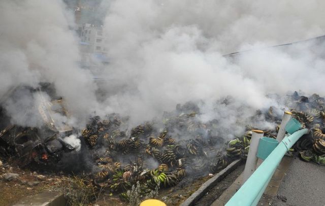 貴州一貨車衝出護欄起火 32噸香蕉被烤焦