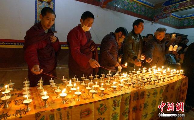 青海玉樹民眾為尼泊爾地震遇難者點燈祈福