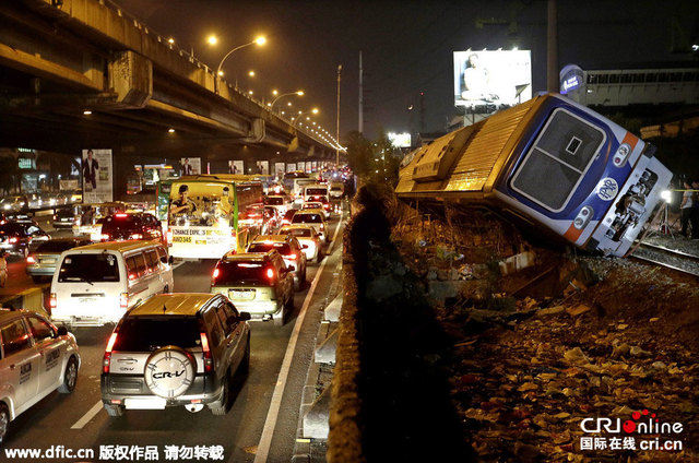 菲律賓一列火車脫軌 至少80人受傷