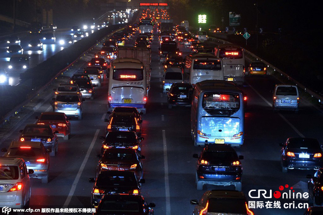 五一迎來出行高峰 馬路變停車場