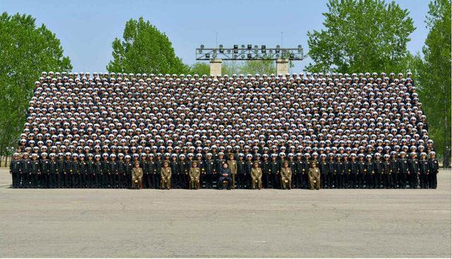 金正恩與朝鮮人民軍訓練幹部合影留念