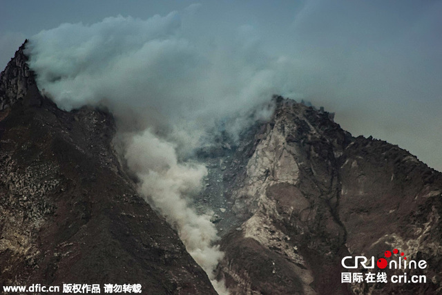 印尼錫納朋火山持續噴發場面壯觀