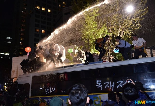 韓國示威者要求獨立調查“世越號”乘船事故遭高壓水槍驅趕