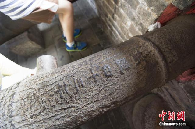 鳳凰古城400餘年明代古炮遭遊客隨意踩踏