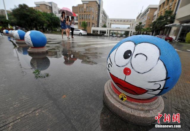 石墩哆啦A夢 萌翻福州大學校園