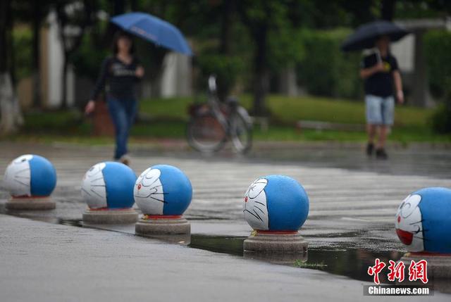 石墩哆啦A夢 萌翻福州大學校園