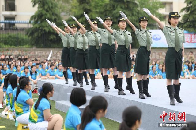 南京中醫藥大學女子國旗班亮相 颯爽英姿引關注