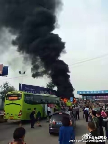 河北燕郊公交車疑遭縱火 現場濃煙滾滾