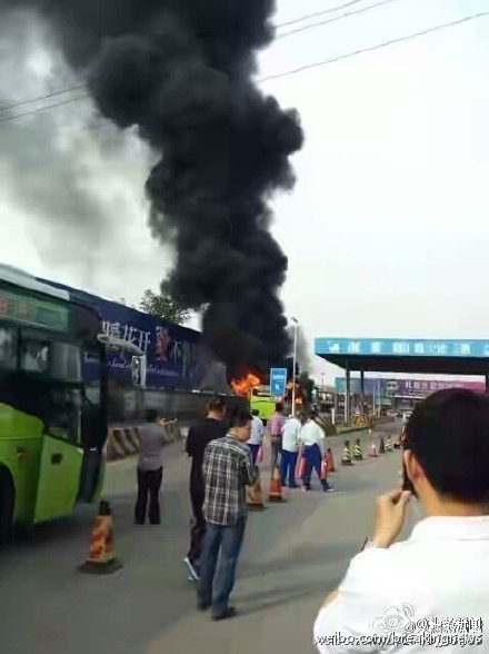 河北燕郊公交車疑遭縱火 現場濃煙滾滾