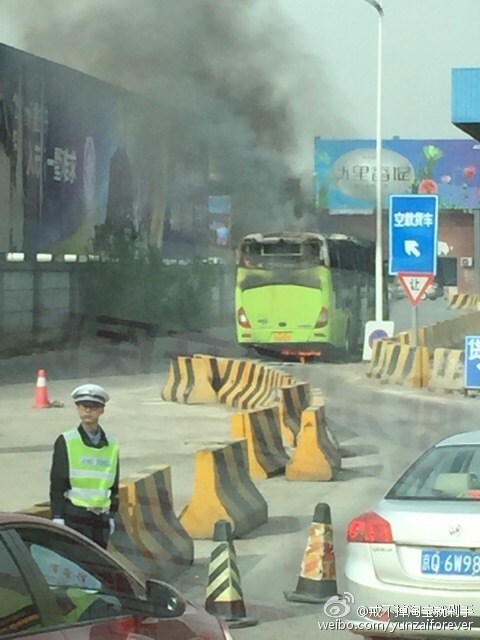 河北燕郊公交車疑遭縱火 現場濃煙滾滾