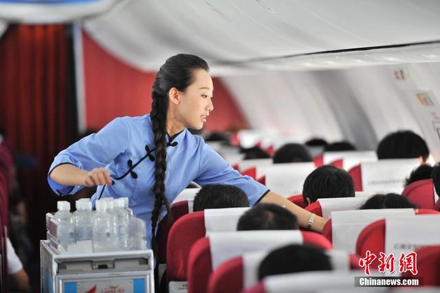 五四青年節空姐變裝“校園女神”