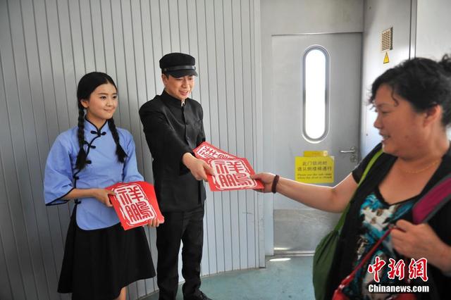 五四青年節空姐變裝“校園女神”