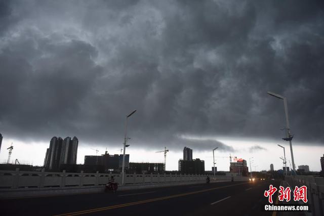 海南瓊海黑雲壓城 形成壯觀“一線天”