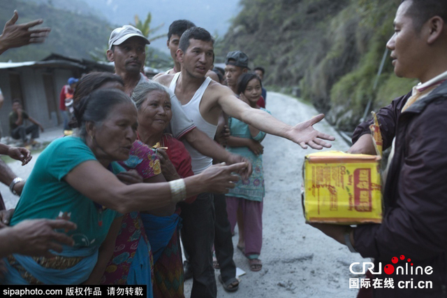 尼泊爾地震災民排隊領取中國救援