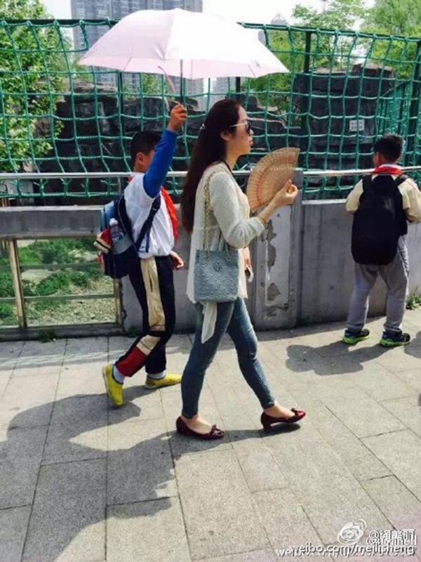 女老師炎熱天讓小學生為其撐傘引熱議