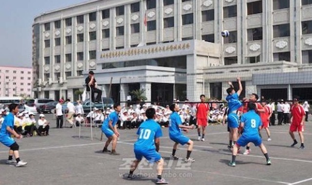 平壤市民踏青跳舞歡度勞動節