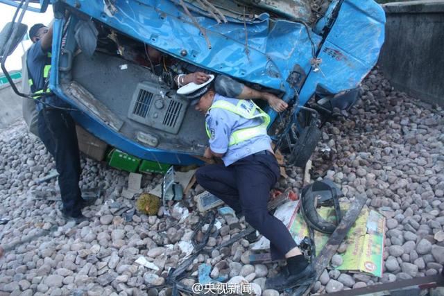 剎車失靈司機被困 交警托舉傷員三小時