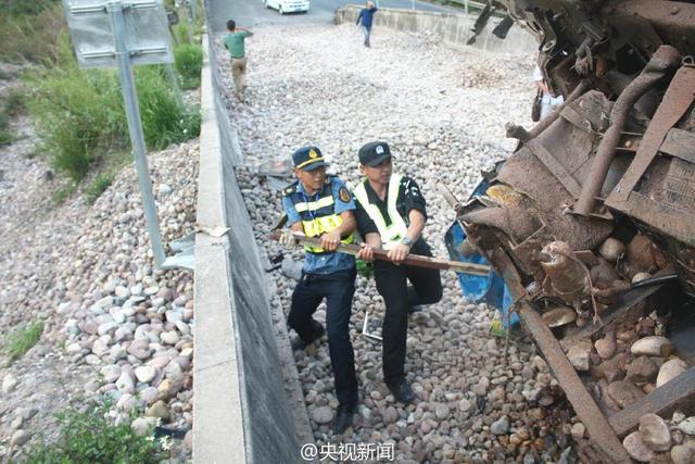 剎車失靈司機被困 交警托舉傷員三小時