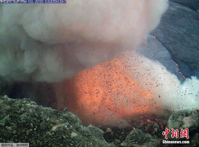 美國夏威夷火山口崩塌 熔岩爆炸場面壯觀