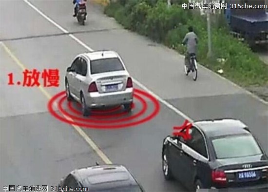 盤點碰瓷伎倆：撞違章車輛 “影帝級”大叔街頭吐血