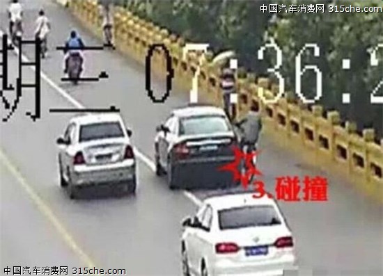 盤點碰瓷伎倆：撞違章車輛 “影帝級”大叔街頭吐血