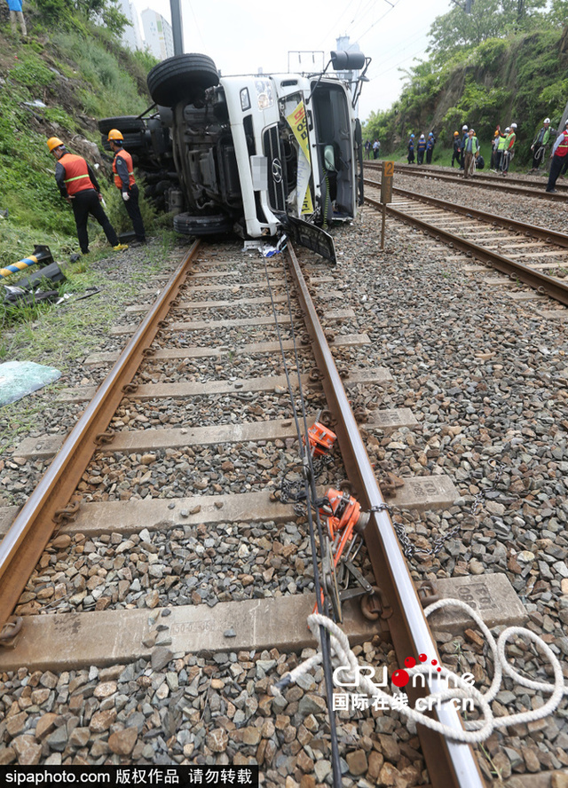 韓國釜山一油罐車橫臥鐵路 係與兩汽車相撞後跌落