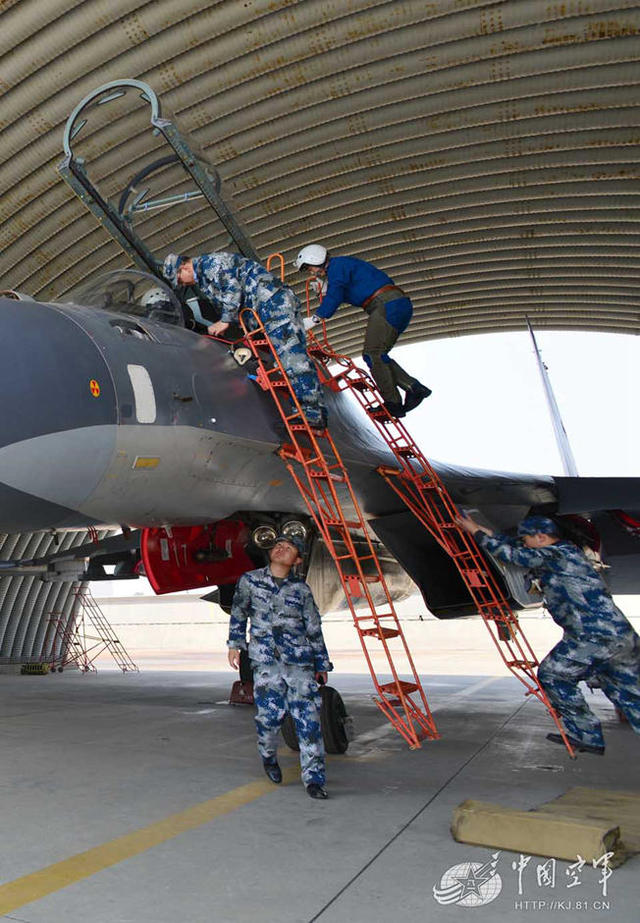 解放軍飛行員駕蘇30超低空穿越山谷