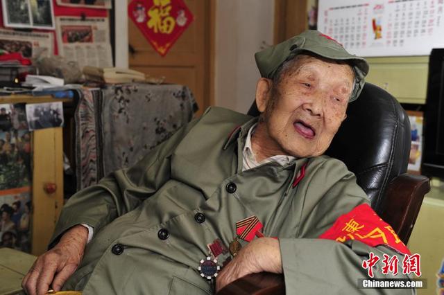 俄方為97歲中國老兵頒發衛國戰爭勝利紀念章