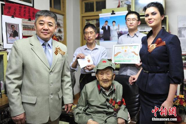 俄方為97歲中國老兵頒發衛國戰爭勝利紀念章