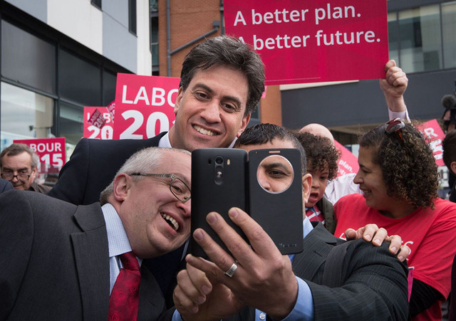 英國大選流行玩自拍 各政黨領袖爭相與選民合影