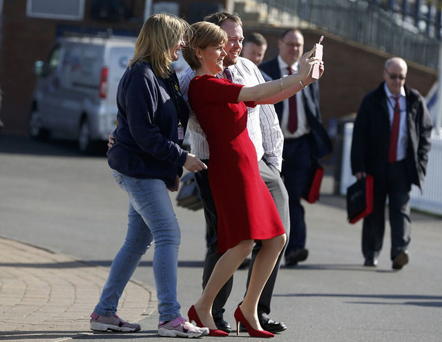 英國大選流行玩自拍 各政黨領袖爭相與選民合影