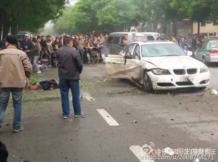 男子騎電車路人馱煤氣罐爆炸死亡 傷及寶馬