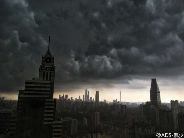 暴雨突襲廣州 烏雲壓城白晝變黑夜