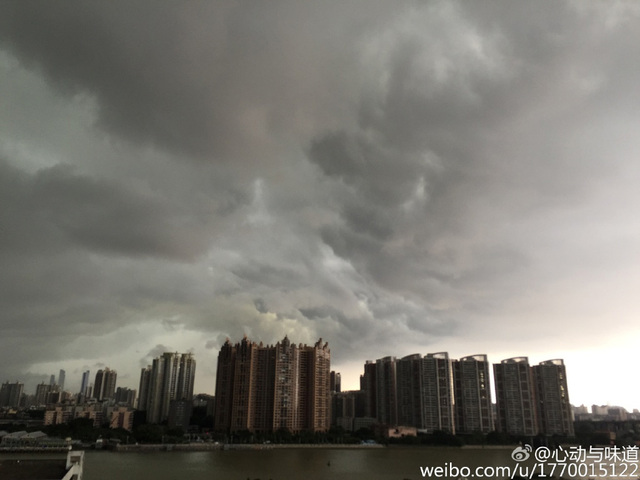 暴雨突襲廣州 烏雲壓城白晝變黑夜