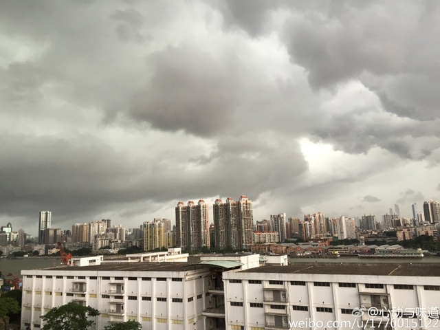 暴雨突襲廣州 烏雲壓城白晝變黑夜